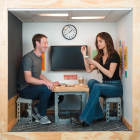 Mark Zuckerberg y Selena Gomez, en las oficinas de Facebook, donde han celebrado que la cantante es la persona que más seguidores tiene en Instagram.