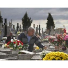 Las sepulturas rebosaron de ramos de flores y brillos de lápidas, al menos por una vez al año.