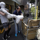 Un robot humanoide de última generación con su nueva dueña. FRANCK ROBICHON