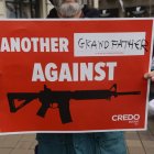 Un hombre sostiene un cartel en Washington en el que se lee ‘Otro abuelo contra las armas’.