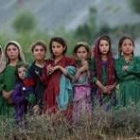 Un grupo de niñas espera la llegada de la ayuda de la ONU durante el conflicto en Afganistán