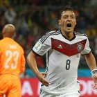 Ozil celebra el segundo gol de Alemania.