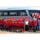 Un momento de la presentación del autocar personalizado del Atlético Bembibre para esta temporada 2015/16.