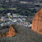 El pueblo de Las Médulas emerge al otro lado de las colinas de arcilla, visto desde el mirador de Orellán. ANA F. BARREDO