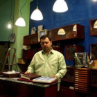 El propietario de León Joya, apesadumbrado el día del atraco a su tienda.