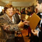 El alcalde y los concejales entregan las placas a las parejas homenajeadas.