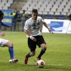 El culturalista Góngora conduce el balón rodeado de adversarios del Real Oviedo. Precisamente de las botas del lateral izquierdo surgió el servicio del gol anulado a Diego Torres.