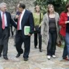 Miembros de la comisión del Senado, a su llegada a la casa de Sierra Pambley, en Villablino