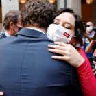Pablo Casado abrazaba ayer a la presidenta de la Comunidad de Madrid, Isabel Díaz Ayuso, durante su investidura. ZIPI
