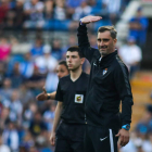 El entrenador de la SD Ponferradina, Jon Pérez Bolo, dirigiendo a los bercianos desde el banquillo en el José Rico Pérez. CARLA CORTÉS