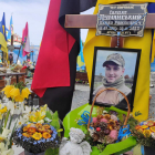 Homenaje floral de la familia de un joven combatiente en el cementerio militar de Leópolis. ROSTYSLAV AVERCHUK