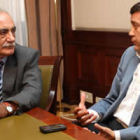 El alcalde de Ponferrada, Carlos López Riesco (d), y el presidente de la RFEC, en una reunión.