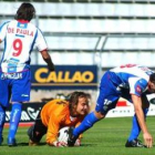 Jonatan Valle, que lucha un balón por alto con Correia, no pudo brillar en la tarde de ayer