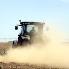 Los agricultores optan por estirar la vida útil de los tractores ante las malas cosechas. MARCIANO PÉREZ