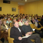 Los estudiantes llenaron el salón de actos de la biblioteca