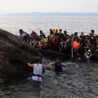 Varios refugiados sirios llegan en una lancha neumática a la costa de Mitilene, en Grecia.