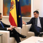 El presidente del Gobierno, Pedro Sánchez (d), recibe al líder del Partido Popular (PP), Pablo Casado (i) en Moncloa. JUAN CARLOS HIDALGO