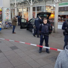 Agentes ante el vehículo del atacante en Heidelberg.