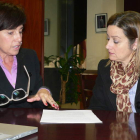 La coordinadora del servicio, Carmen Fernández, con la consejera Gloria Pérez.