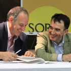 Los abogados de Sortu Adolfo Araiz e Iñigo Iruin, en la rueda de prensa de ayer en Bilbao.