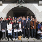Fotografía de familia de los asistentes al reconocimiento a los alumnos de los cursos.