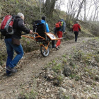 Voluntariado del club de montaña con la ‘joëlette’. PANDETRAVE