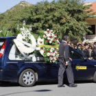 El coche fúnebre que traslada los restos mortales del niño.