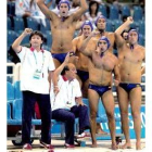 El banquillo español celebra la primera victoria en los Juegos de Atenas