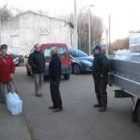 Vecinos de Nistal recogen agua embotellada para su consumo diario, en una imagen de archivo