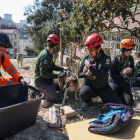 Miembros de Humane Society International rescatan de los escombros un perro con cinco cachorros. ERDEM SAHIN