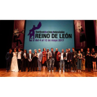 Foto de familia de los catorce ganadores de la cuarta edición del Festival de Cine y Televisión Reino de León, que recogieron los premios en el Auditorio. JESÚS F. SALVADORES