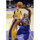Pau Gasol observa la disputa del balón bajo los aros entre Ekpe Udoh, de los Warriors, y Metta World Peace, de los Lakers.