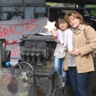 Alexandra Shui, junto a su madre, sostiene la varita mágica para los siete encerrados.