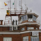 Los operadores militares dando instrucciones desde la torre de control. MARCIANO PÉREZ