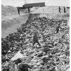 El doctor Klein, de las SS, entre cadáveres de prisioneros el día de la liberación de Bergen-BelsenGEORGE RODGER