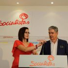 Aurora Flórez y Graciliano Palomo, ayer en la sede del PSOE en León. SECUNDINO PÉREZ