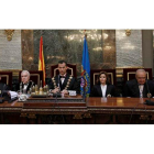 El presidente del CGPJ y del Tribunal Supremo, Dívar (tercero por la izquierda) el príncipe de Asturias y la vicepresidenta del Gobierno, Sáenz de Santamaría.