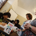 Las autoras, durante la firma en El Libro Imposible. ANA F. BARREDO