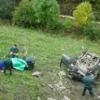 Varios agentes de la Guardia Civil acudieron al lugar del siniestro, en un barranco de La Sierra