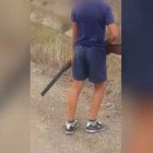 Investigan a un cazador por incitar a su hijo menor de edad a disparar contra aves protegidas.