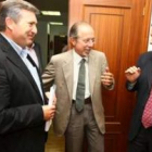 El presidente de Acuanorte, Jorge Marquínez, flanqueado por Raúl Valcarce y José Luis Ramón, ayer en