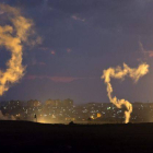 Las bengalas iluminan el cielo de Gaza en los instantes previos a la ofensiva terrestre del Ejército israelí.