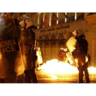 Disturbios en Atenas, frente al Parlamento.