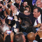 Chris Christie saluda a sus seguidores, tras proclamar su triunfo como gobernador de Nueva Jersey, en Asbury Park.