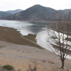 Aspecto que presentaba el embalse de Los Barrios de Luna este jueves.