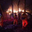 Bomberos en una casa en llamas en el sur de California.