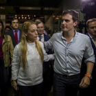 Lilian Tintori, la esposa del opositor encarcelado Leopoldo López, recibe a Albert Rivera este martes a su llegada a Venezuela.