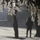 Aspecto de un parque de León a primera hora de la mañana de ayer. FERNANDO OTERO