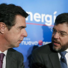 Alberto Nadal (a la derecha), junto al exministro de Industria José Manuel Soria (izquierda).