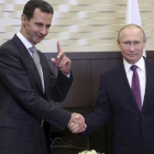 Putin (derecha) y Asad se dan la mano en su reunión en la residencia Bocharov Ruchei, en Sochi, el 20 de noviembre.